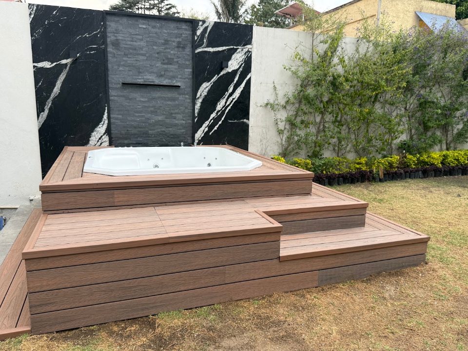 Spa de hidromasaje con deck de madera en una terraza