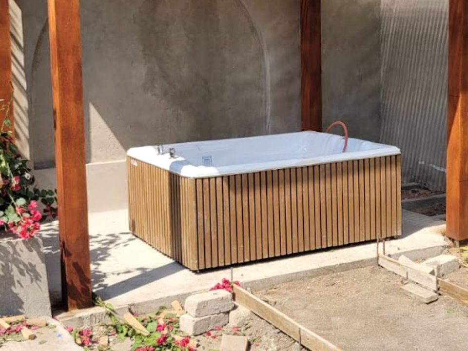 Tina con faldón de madera de un cliente